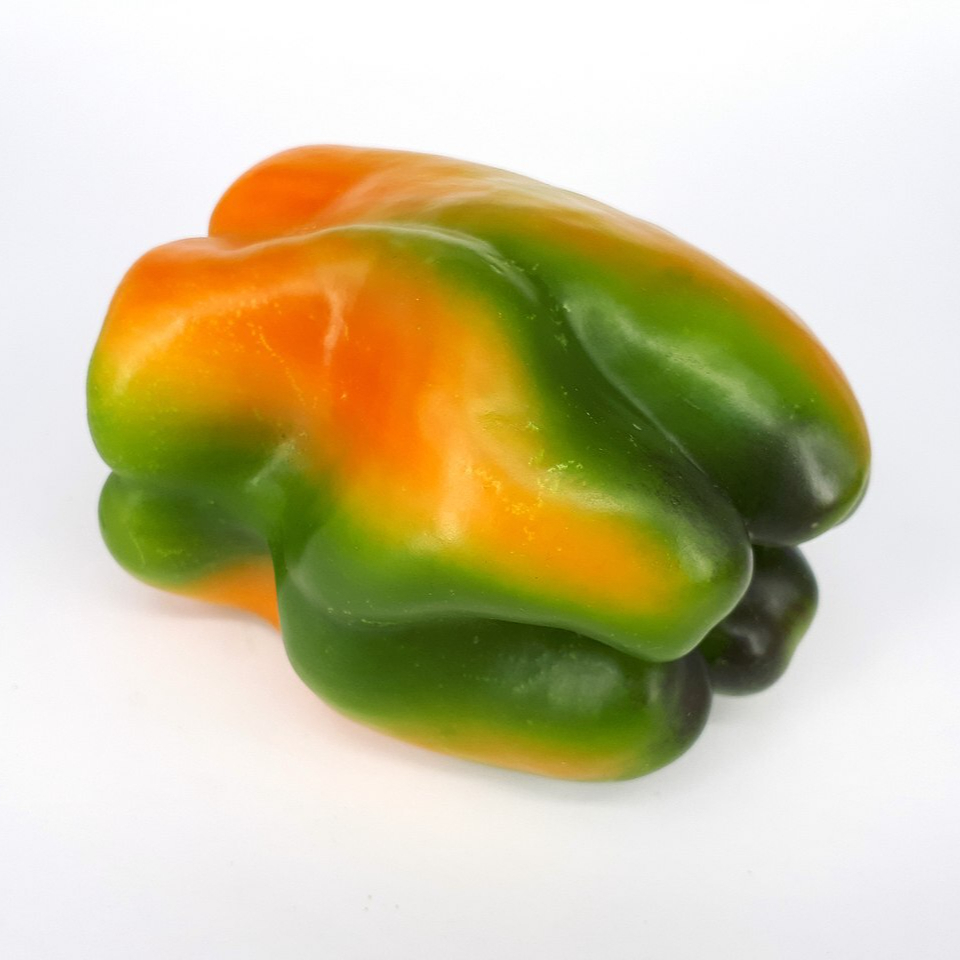 1280px-Green-orange-yellow_bell_pepper_2017_B-resized.jpg