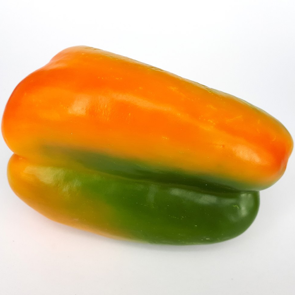 1280px-Green-orange-yellow_bell_pepper_2017_C-resized.jpg