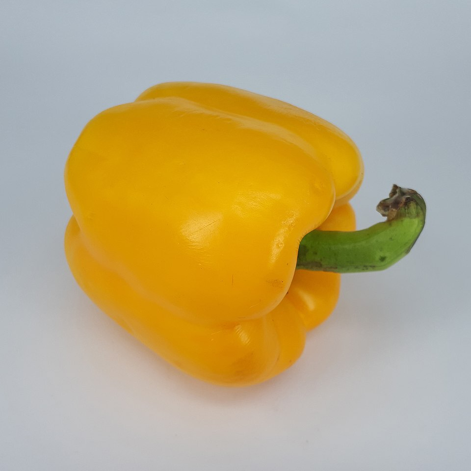 1280px-Yellow_bell_pepper_2017_A1-resized.jpg