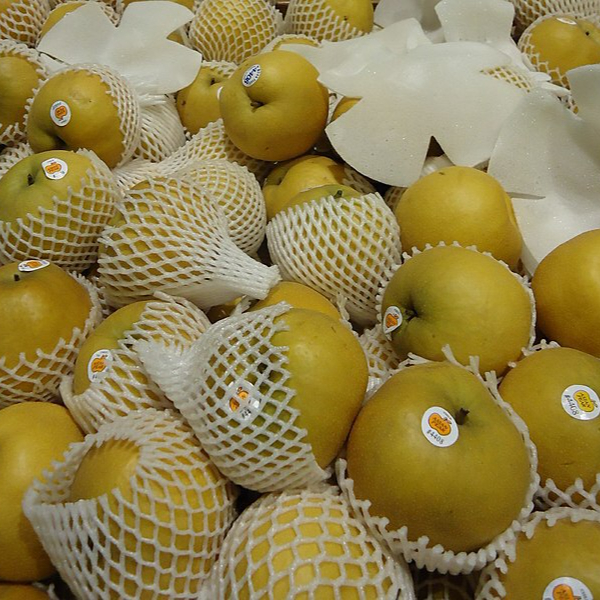 Asian_pears_at_Asian_supermarket_in_New_Jersey-resized.jpg